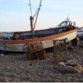 Fischerboot am Kiesstrand Leinwanddruck