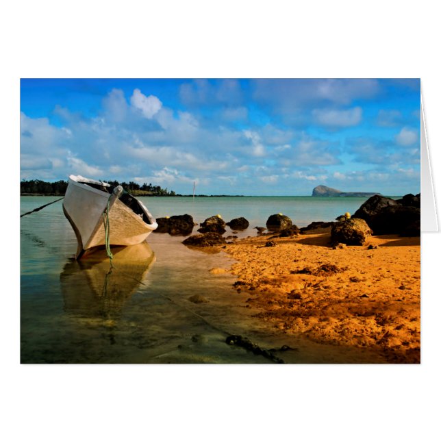 Fischerboot am mauritischen Strand mit Insel (Vorderseite (Horizontal))