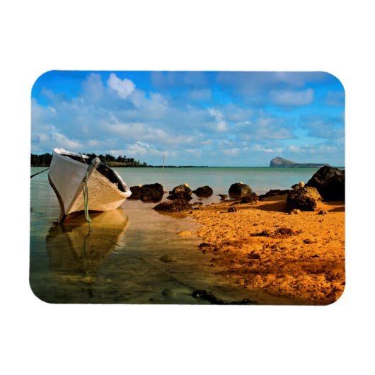Fischerboot am mauritischen Strand mit Insel Magnet (Horizontal)