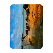 Fischerboot am mauritischen Strand mit Insel Magnet (Vertikal)