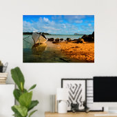 Fischerboot am mauritischen Strand mit Insel Poster (Heimbüro)