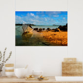 Fischerboot am mauritischen Strand mit Insel Poster (Küche)