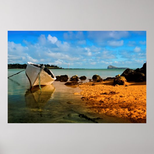 Fischerboot am mauritischen Strand mit Insel Poster (Vorne)