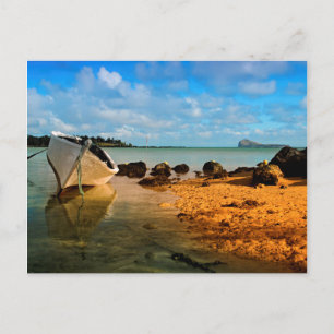Fischerboot am mauritischen Strand mit Insel Postkarte