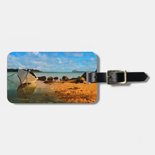 Fischerboot am mauritischen Strand mit Islet Gepäckanhänger (Vorderseite horizontal)