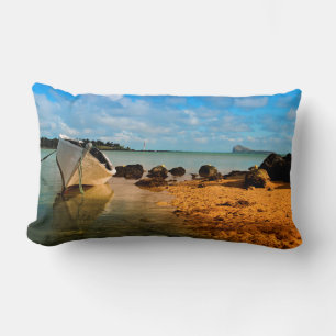 Fischerboot am mauritischen Strand mit Islet Lendenkissen