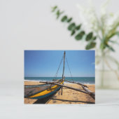 Fischerboot am Strand verankert Postkarte (Stehend Vorderseite)