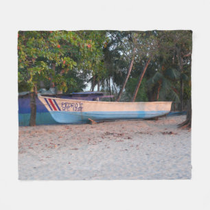Fischerboot am Strand von Tamarindo, Costa Rica Fleecedecke