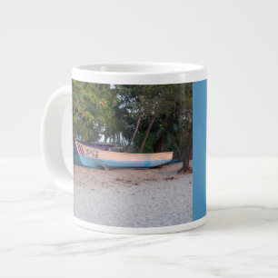 Fischerboot am Strand von Tamarindo, Costa Rica Jumbo-Tasse