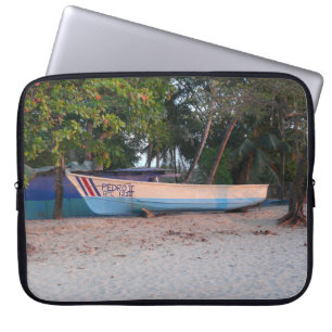 Fischerboot am Strand von Tamarindo, Costa Rica Laptopschutzhülle