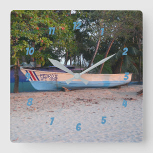 Fischerboot am Strand von Tamarindo, Costa Rica Quadratische Wanduhr