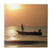 Fischerboot bei Sonnenuntergang Fliese (Vorderseite)