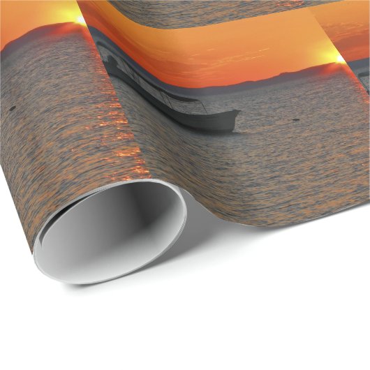 Fischerboot bei Sonnenuntergang Wrap Wrapping Pape Geschenkpapier (Rolleneckpunkt)