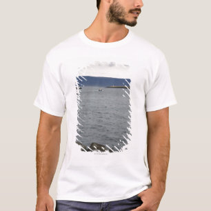 Fischerboot, das Hafen, Reykjavik, Island verlässt T-Shirt