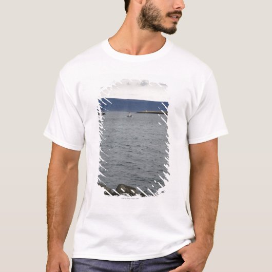 Fischerboot, das Hafen, Reykjavik, Island verlässt T-Shirt (Vorderseite)