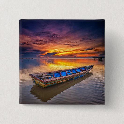 Fischerboot dem Strand an des Sonnenaufgang-| Button (Vorderseite)