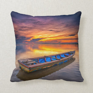 Fischerboot dem Strand an des Sonnenaufgang-  Kissen