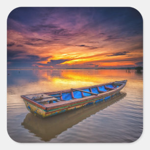 Fischerboot dem Strand an des Sonnenaufgang- Quadratischer Aufkleber