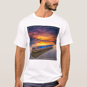 Fischerboot dem Strand an des Sonnenaufgang-  T-Shirt