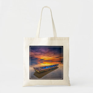 Fischerboot dem Strand an des Sonnenaufgang-  Tragetasche