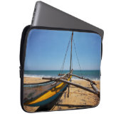 Fischerboot festgemacht auf Strand Laptopschutzhülle (Vorne Rechts)