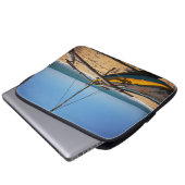 Fischerboot festgemacht auf Strand Laptopschutzhülle (Vorne Knopf)