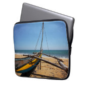 Fischerboot festgemacht auf Strand Laptopschutzhülle (Vorderseite Links)