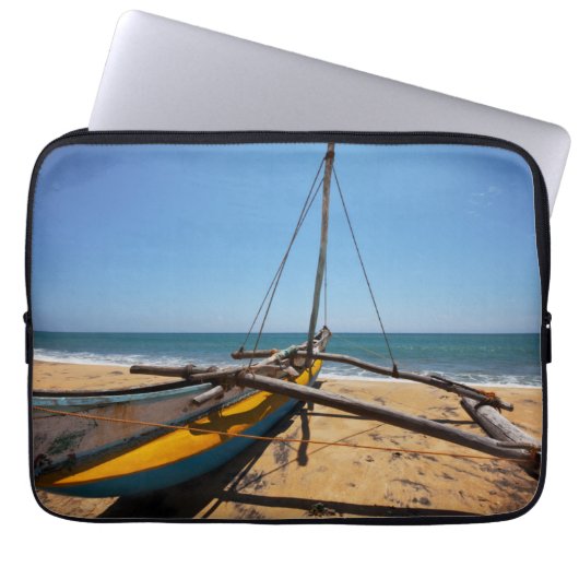 Fischerboot festgemacht auf Strand Laptopschutzhülle (Vorderseite)