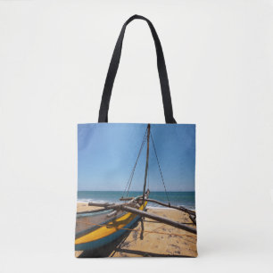 Fischerboot festgemacht auf Strand Tasche