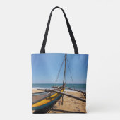 Fischerboot festgemacht auf Strand Tasche (Rückseite)