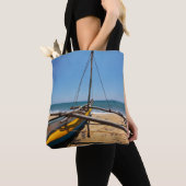 Fischerboot festgemacht auf Strand Tasche (Von Nahem)