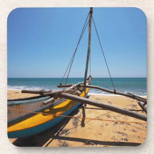 Fischerboot festgemacht auf Strand Untersetzer (Vorderseite)