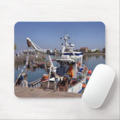Fischerboot im Hafen von Honfleur in Frankreich Mousepad (Mit Mouse)