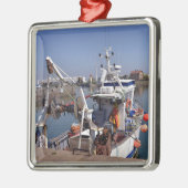 Fischerboot im Hafen von Honfleur in Frankreich Ornament Aus Metall (Links)