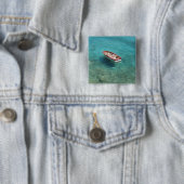 Fischerboot im klaren, bunten Wasser, Mani Button (Beispiel)