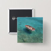 Fischerboot im klaren, bunten Wasser, Mani Button (Vorne & Hinten)