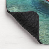 Fischerboot im klaren, bunten Wasser, Mani Mousepad (Ecke)
