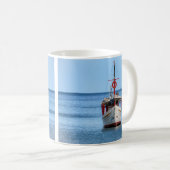 Fischerboot in Calm Ocean Coffee Tasse (VorderseiteRechts)