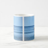 Fischerboot in Calm Ocean Coffee Tasse (Mittel)
