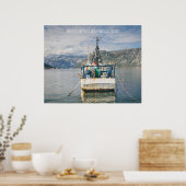 Fischerboot in der malerischen Bucht Poster (Küche)