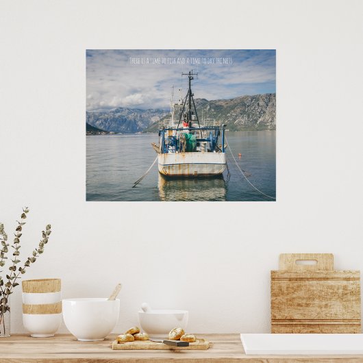 Fischerboot in der malerischen Bucht Poster (Küche)