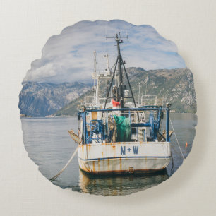 Fischerboot in der malerischen Bucht Rundes Kissen