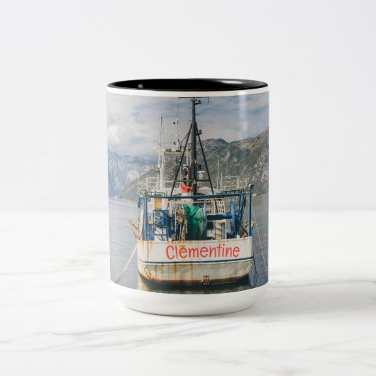Fischerboot in der malerischen Bucht Zweifarbige Tasse (Mittel)