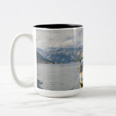 Fischerboot in der malerischen Bucht Zweifarbige Tasse (Links)