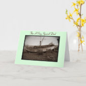 Fischerboot mit Hummerkistchen am Strand verkannte Karte (Gelbe Blume)