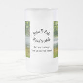 Fischerboot unterwegs Mattierte Tasse (Mittel)