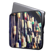 Fischerboote auf dem rustikalen Gebäude Laptop-Sie Laptopschutzhülle (Vorderseite Links)