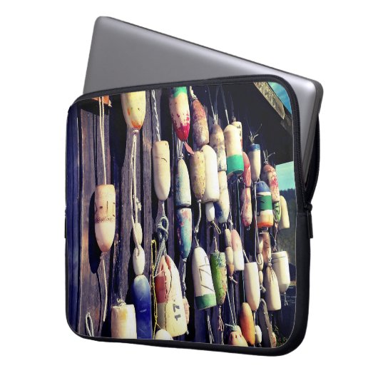 Fischerboote auf dem rustikalen Gebäude Laptop-Sie Laptopschutzhülle (Vorderseite Links)