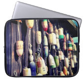 Fischerboote auf dem rustikalen Gebäude Laptop-Sie Laptopschutzhülle (Vorderseite)