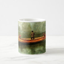 Fischerei von einem Kanu (Fischer in einem Holzboo